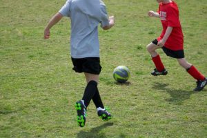due bambini giocano a calcio