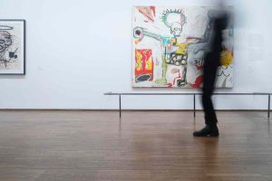 una persona in un museo